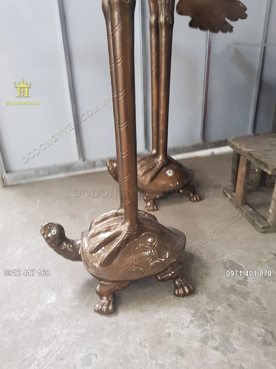 Hạc v&agrave; R&ugrave;a l&agrave; đ&ocirc;i bạn v&ocirc; c&ugrave;ng th&acirc;n thiết, lu&ocirc;n gi&uacute;p đỡ nhau trong c&aacute;c ho&agrave;nh cảnh kh&oacute; khăn